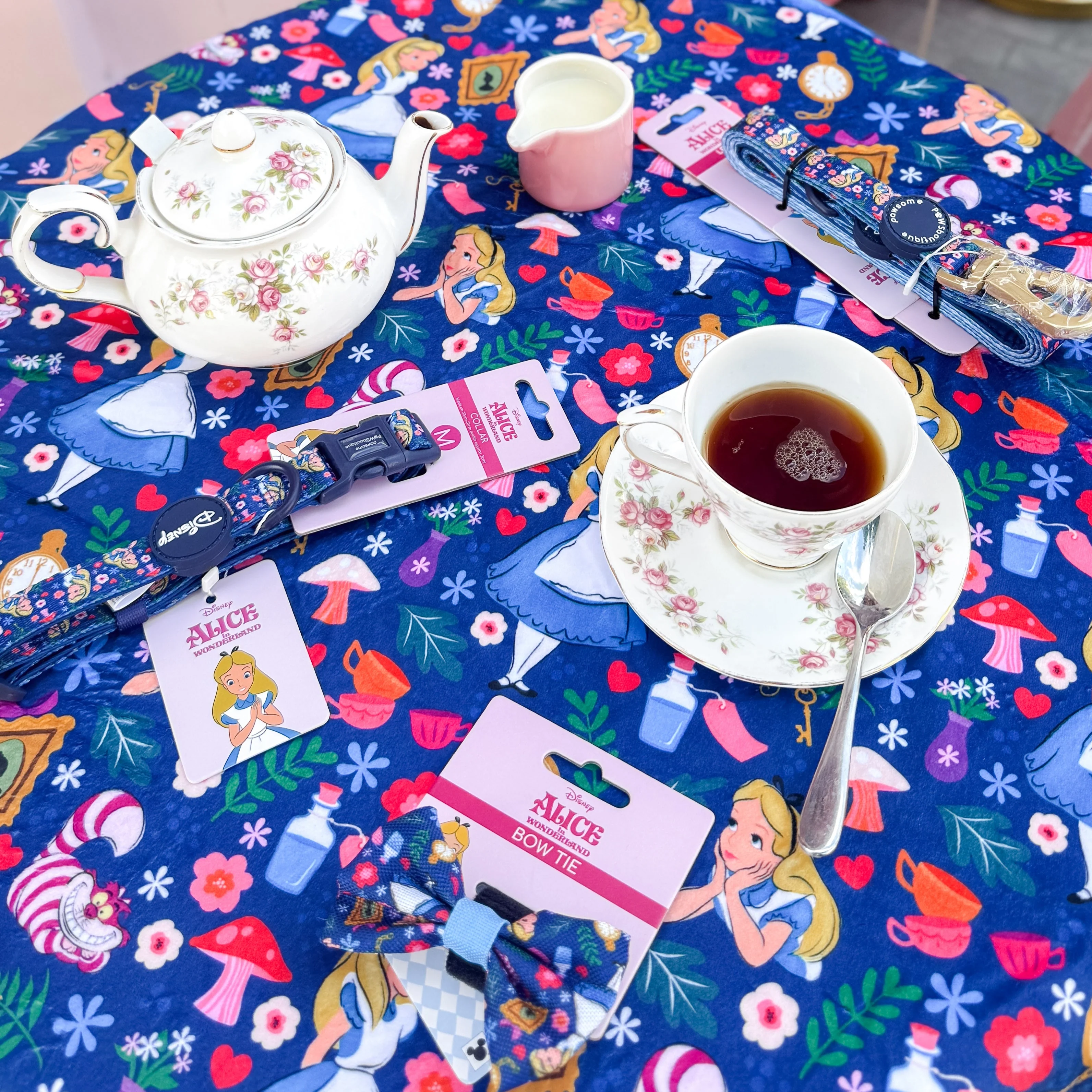 Disney© Dog Blanket - Alice In Wonderland - Image 9